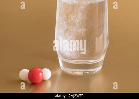 Glas von flüssigem Wasser und die H2O-Molekül mit einer Wasserstoff- und zwei Sauerstoffatomen. Stockfoto