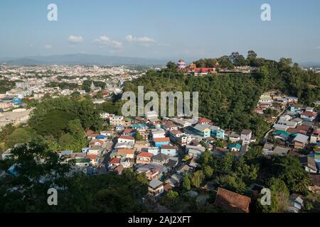 Eine Stadt, die den Ausblick auf die Stadt Tachlieik von Myanmar, links, neben der Stadt Mae Sai in Thailand, rechts, an der Grenze zu Thailand In Chiang Rai Pro Stockfoto