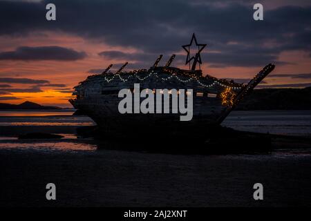 Schlechte Eddie's Boot Cara Na Mara Sunset Weihnachtsbeleuchtung Donegal Irland Europa Stockfoto