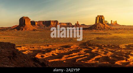 Artist's Point, Monument Valley, AZ bei Sonnenaufgang. Die breite Mesa mit Vegetation bedeckt Kontraste der East Mitten Butte im Hintergrund. Stockfoto