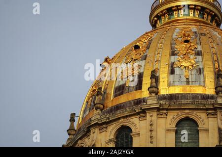 Auf dem Dach von Les Invalides in Paris schließen sich gegen einen blauen Himmel. Stockfoto