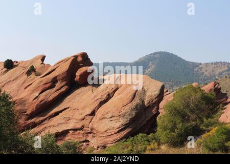 Große rote Felsen ragen aus dem Boden auf der Trading Post Trail in Red Rocks State Park, Colorado Stockfoto