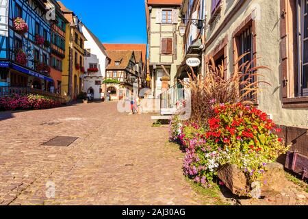 RIQUEWIHR, Frankreich - 18.September 2019: wunderschöne historische Häuser in der Altstadt von Riquewihr Dorf an der berühmten Weinstraße im Elsass befindet. Stockfoto