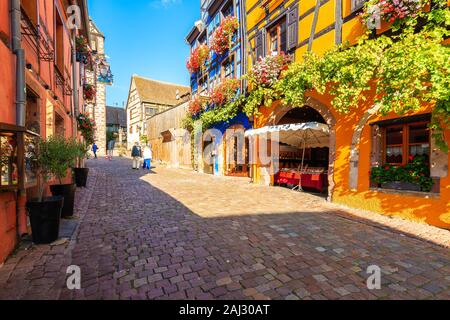 RIQUEWIHR, Frankreich - 18.September 2019: wunderschöne historische Häuser in der Altstadt von Riquewihr Dorf an der berühmten Weinstraße im Elsass befindet. Stockfoto