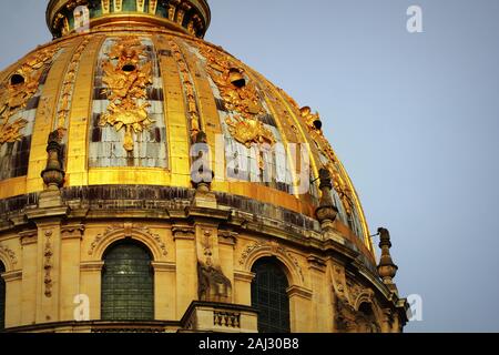 Auf dem Dach von Les Invalides in Paris schließen sich gegen einen blauen Himmel. Stockfoto