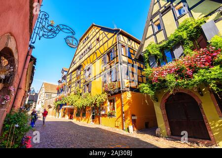 RIQUEWIHR, Frankreich - 18.September 2019: wunderschöne historische Häuser in der Altstadt von Riquewihr Dorf an der berühmten Weinstraße im Elsass befindet. Stockfoto