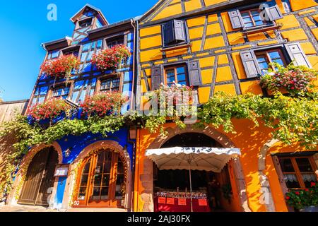 RIQUEWIHR, Frankreich - 18.September 2019: wunderschöne historische Häuser in der Altstadt von Riquewihr Dorf an der berühmten Weinstraße im Elsass befindet. Stockfoto