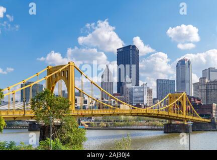 Skyline von Downtown Pittsburgh mit dem Andy Warhol Brücke im Vordergrund aus den Brunnen in Point State Park, Pennsylvania, USA Stockfoto