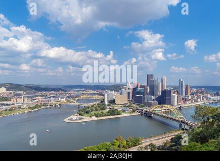 Luftaufnahme von Downtown Skyline von oben Duquesne Incline Standseilbahn mit Fort Duquesne Brücke im Vordergrund, Pittsburgh, Pennsylvania, USA Stockfoto