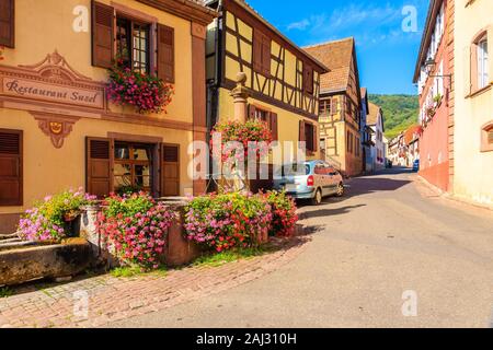 HUNAWIHR DORF, Frankreich - Sep 18, 2019: Straße mit schönen Häusern in Hunawihr Dorf, das auf der berühmten elsässischen Weinstraße, Frankreich befindet. Stockfoto