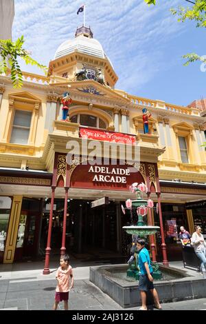 Adelaide Arcade - der Eingang der Adelaide Arcade auf die Rundle Mall, ein Einkaufszentrum in Adelaide, South Australia Stockfoto