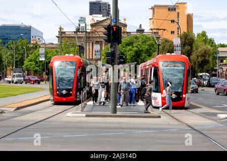 Adelaide Straßenbahnen; Passagiere aussteigen Straßenbahnen an einer Straßenbahnhaltestelle, Victoria Square, Adelaide. Stockfoto