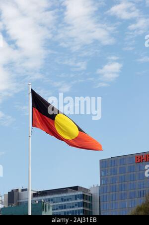 Die Australian Aboriginal Flagge in Victoria Square, Adelaide, South Australia fliegen Stockfoto