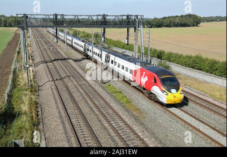 Klasse 390 Pendolino Personenzug mit einer Drehzahl, die auf der West Coast Main Line. Stockfoto