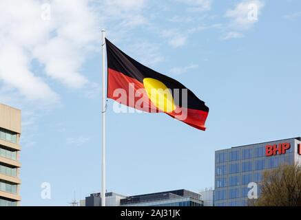 Die Australian Aboriginal Flagge in Victoria Square, Adelaide, South Australia fliegen Stockfoto