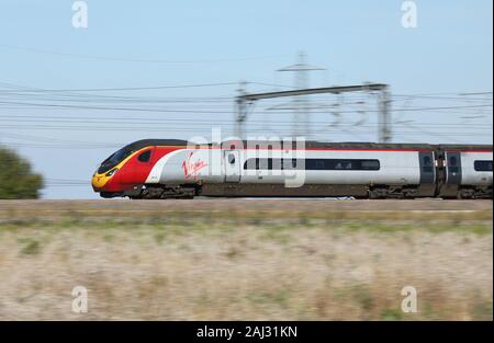 Pendolino Klasse 390 Personenzug bei der Geschwindigkeit. Stockfoto