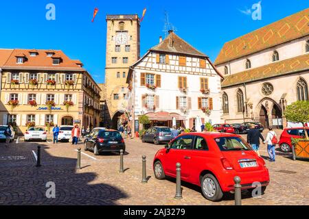 RIBEAUVILLE, Frankreich - 18.September 2019: wunderschöne historische Häuser in der Altstadt von Ribeauville Dorf an der berühmten Weinstraße im Elsass regio befindet. Stockfoto