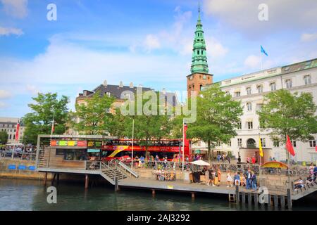 Tour boote Tterminal auf Slotsholmen Kanal entlang Christiansborg Slotsplads in Kopenhagen, die Hauptstadt Dänemarks Stockfoto