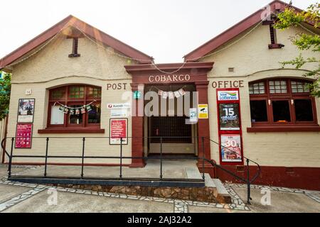 Fassade der Postgebäude in der Hauptstraße von Cobargo, NSW, Australien Stockfoto