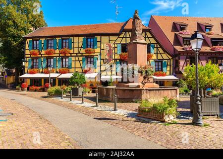 RIBEAUVILLE, Frankreich - 18.September 2019: wunderschöne historische Häuser in der Altstadt von Ribeauville Dorf an der berühmten Weinstraße im Elsass regio befindet. Stockfoto