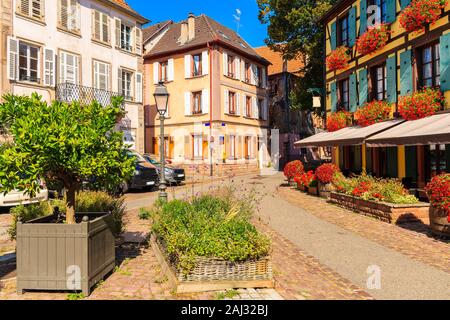 Schöne Architektur von Bergheim Dorfplatz, der Auf der berühmten elsässischen Weinstraße gelegen, Frankreich Stockfoto