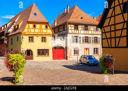 Schönen Fassaden der Häuser mit Blumen am Platz des Dorfes Bergheim, Elsass, Frankreich Stockfoto