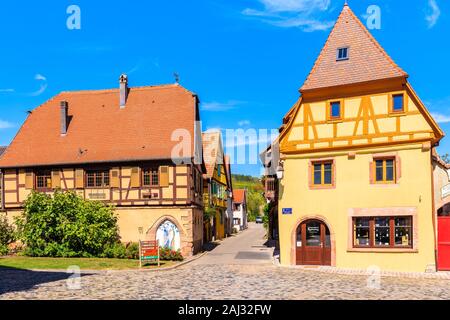 RIBEAUVILLE, Frankreich - 18.September 2019: wunderschöne historische Häuser in der Altstadt von Ribeauville Dorf an der berühmten Weinstraße im Elsass regio befindet. Stockfoto