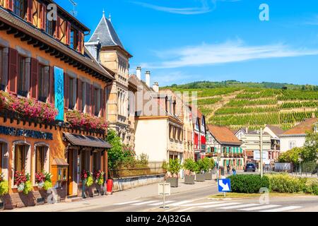RIBEAUVILLE, Frankreich - 18.September 2019: wunderschöne historische Häuser in der Altstadt von Ribeauville Dorf an der berühmten Weinstraße im Elsass regio befindet. Stockfoto