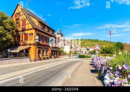 RIBEAUVILLE, Frankreich - 18.September 2019: wunderschöne historische Häuser in der Altstadt von Ribeauville Dorf an der berühmten Weinstraße im Elsass regio befindet. Stockfoto