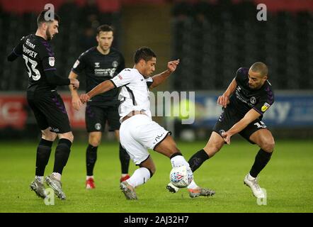 Die Swansea City Wayne Routledge (Mitte) in Aktion mit Charlton Athletic Ben Dempsey (links) und Darren Pratley während der Sky Bet Championship Match in der Liberty Stadium, Swansea. Stockfoto