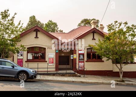 Fassade der Postgebäude in der Hauptstraße von Cobargo, NSW, Australien Stockfoto