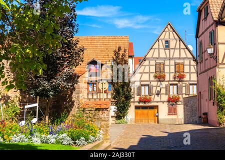 Alten bunten Häuser in Kientzheim Dorf auf der elsässischen Weinstraße, Frankreich Stockfoto