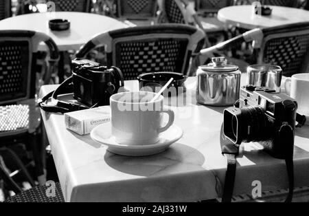 LEICA - LEICA M-Kamera auf ein Café Terrasse Tisch mit Kaffee und Tee - LEICA M FILM CAMERA LEICA M8 - SILBER FILM © Frédéric BEAUMONT Stockfoto