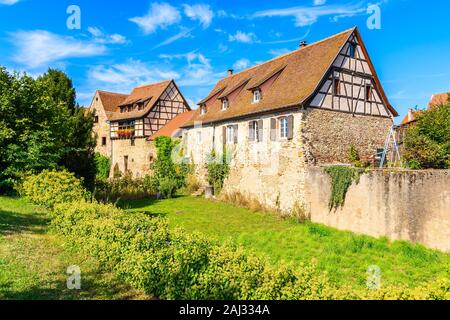 Alte traditionelle Häuser in Kientzheim Dorf auf der elsässischen Weinstraße, Frankreich Stockfoto