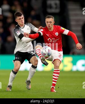 Von Derby County Jason Ritter (links) und von Barnsley Jordan Williams Kampf um den Ball in den Himmel Wette Championship Match im Pride Park, Derby. Stockfoto