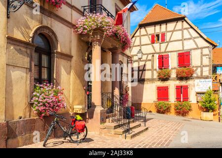 BEBLENHEIM, Frankreich - 18.September 2019: wunderschöne historische Häuser in der Altstadt von Beblenheim Dorf an der berühmten Weinstraße im Elsass befindet. Stockfoto