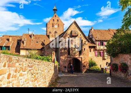 RIQUEWIHR, Frankreich - Sep 18, 2019: Touristen in Riquewihr alte Dorf thru Gate auf der elsässischen Weinstraße, Frankreich. Stockfoto