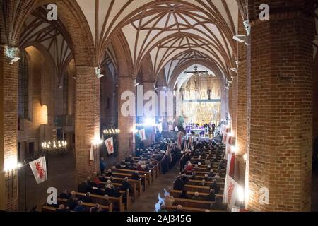 Die gelbe Altar in kosciol Sw. Brygidy (St. Bridget's Church) in Danzig, Polen, 16. Dezember 2019. Der Altar ist das größte Bernstein Struktur in der w Stockfoto