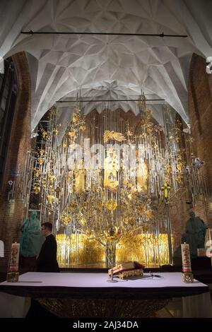 Die gelbe Altar in kosciol Sw. Brygidy (St. Bridget's Church) in Danzig, Polen, 16. Dezember 2019. Der Altar ist das größte Bernstein Struktur in der w Stockfoto