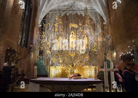 Die gelbe Altar in kosciol Sw. Brygidy (St. Bridget's Church) in Danzig, Polen, 16. Dezember 2019. Der Altar ist das größte Bernstein Struktur in der w Stockfoto