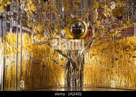 Die gelbe Altar in kosciol Sw. Brygidy (St. Bridget's Church) in Danzig, Polen, 16. Dezember 2019. Der Altar ist das größte Bernstein Struktur in der w Stockfoto