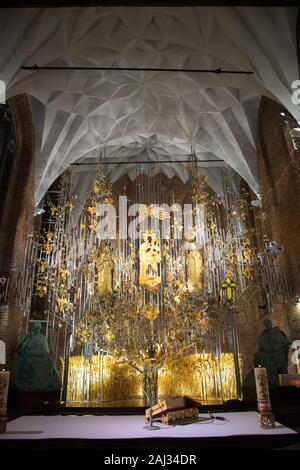 Die gelbe Altar in kosciol Sw. Brygidy (St. Bridget's Church) in Danzig, Polen, 16. Dezember 2019. Der Altar ist das größte Bernstein Struktur in der w Stockfoto