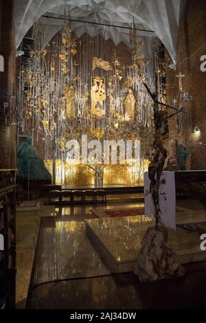 Die gelbe Altar in kosciol Sw. Brygidy (St. Bridget's Church) in Danzig, Polen, 16. Dezember 2019. Der Altar ist das größte Bernstein Struktur in der w Stockfoto