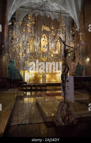 Die gelbe Altar in kosciol Sw. Brygidy (St. Bridget's Church) in Danzig, Polen, 16. Dezember 2019. Der Altar ist das größte Bernstein Struktur in der w Stockfoto