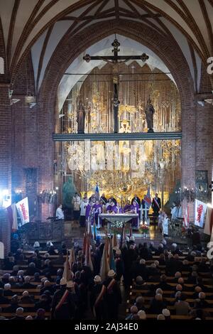 Die gelbe Altar in kosciol Sw. Brygidy (St. Bridget's Church) in Danzig, Polen, 16. Dezember 2019. Der Altar ist das größte Bernstein Struktur in der w Stockfoto