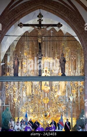 Die gelbe Altar in kosciol Sw. Brygidy (St. Bridget's Church) in Danzig, Polen, 16. Dezember 2019. Der Altar ist das größte Bernstein Struktur in der w Stockfoto