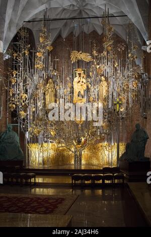 Die gelbe Altar in kosciol Sw. Brygidy (St. Bridget's Church) in Danzig, Polen, 16. Dezember 2019. Der Altar ist das größte Bernstein Struktur in der w Stockfoto