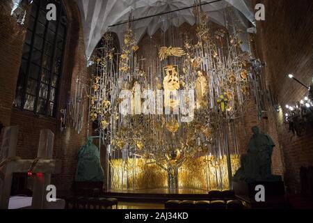 Die gelbe Altar in kosciol Sw. Brygidy (St. Bridget's Church) in Danzig, Polen, 16. Dezember 2019. Der Altar ist das größte Bernstein Struktur in der w Stockfoto