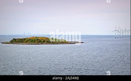 Blick auf Fort Middelgrund - Meer fort entfernt auf einer künstlichen Insel in der Nähe von Kopenhagen. Im Hintergrund - der Windenergieanlagen des Windparks Lillgrund Stockfoto