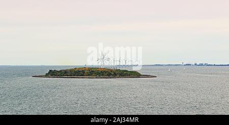 Blick auf Fort Middelgrund - Meer fort entfernt auf einer künstlichen Insel in der Nähe von Kopenhagen. Im Hintergrund - der Windenergieanlagen des Windparks Lillgrund Stockfoto